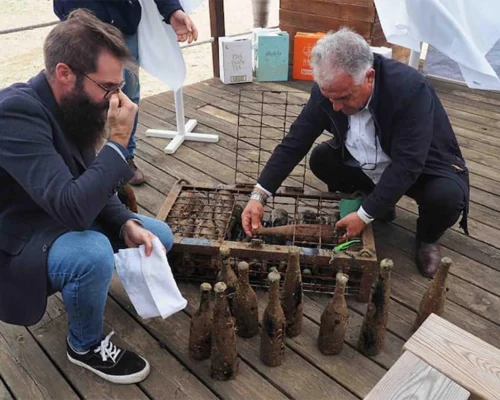 sacando vino bajo el mar